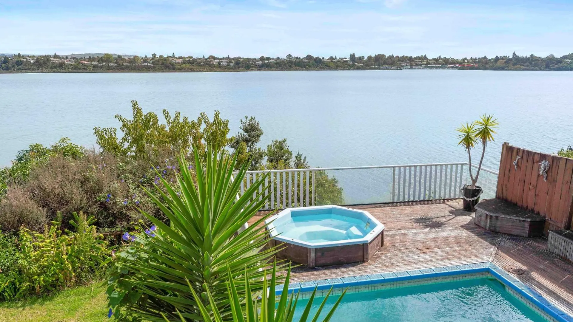 Poolside Lookout - Tauranga Holiday Home