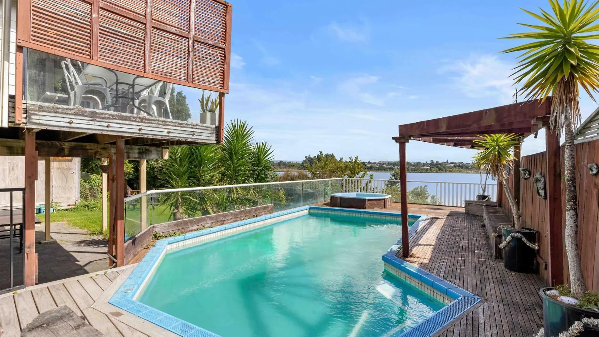 Poolside Lookout - Tauranga Holiday Home New Zealand