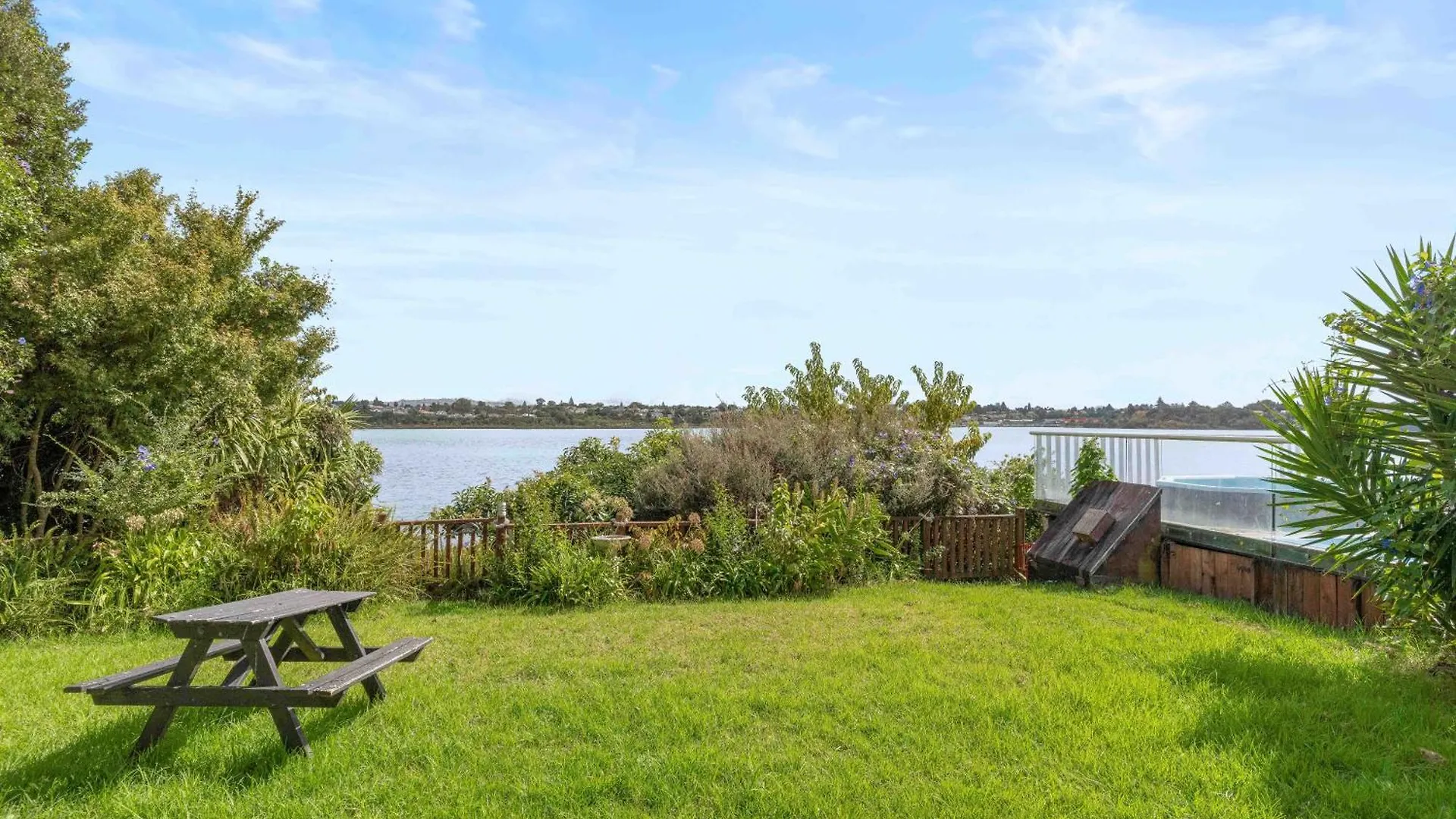 Poolside Lookout - Tauranga Holiday Home
