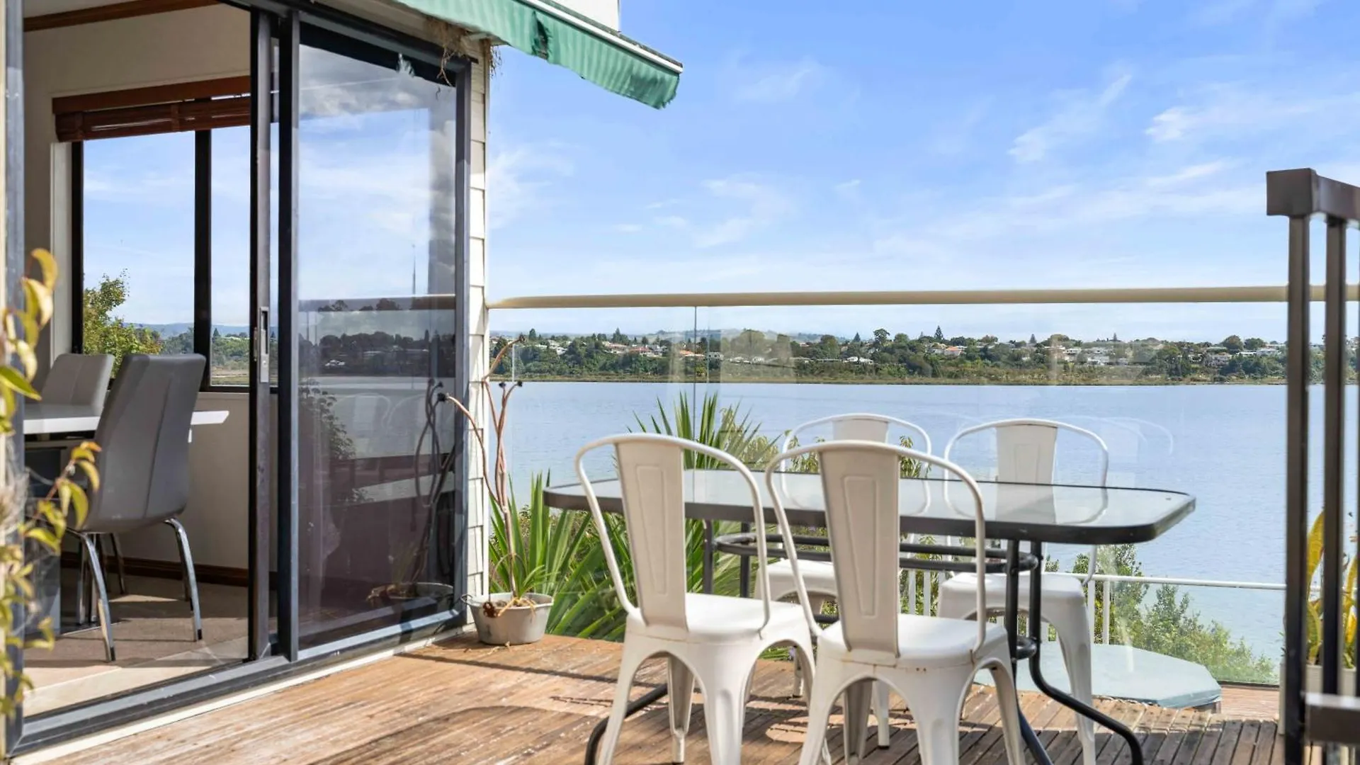 Poolside Lookout - Tauranga Holiday Home