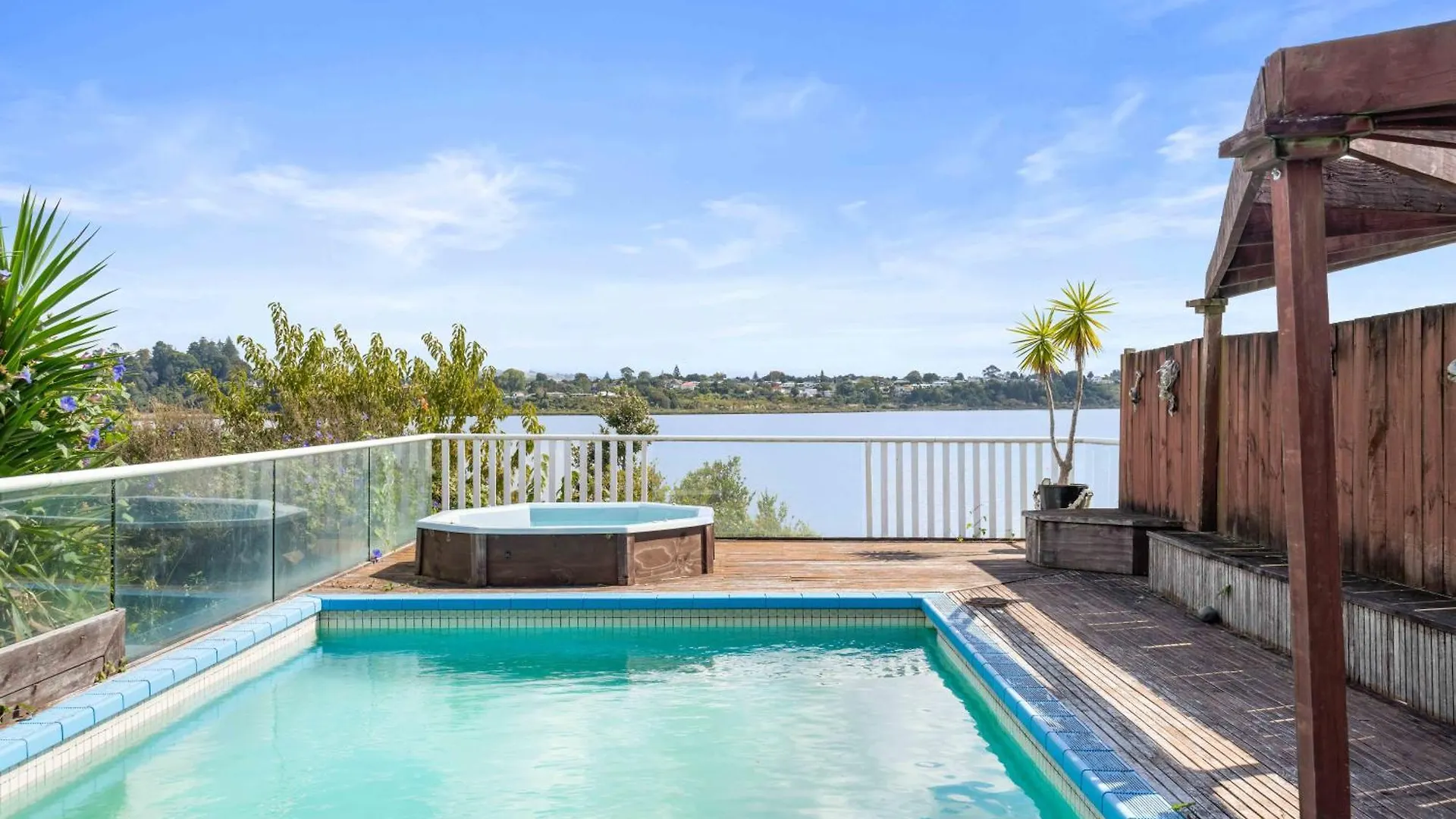 Poolside Lookout - Tauranga Holiday Home