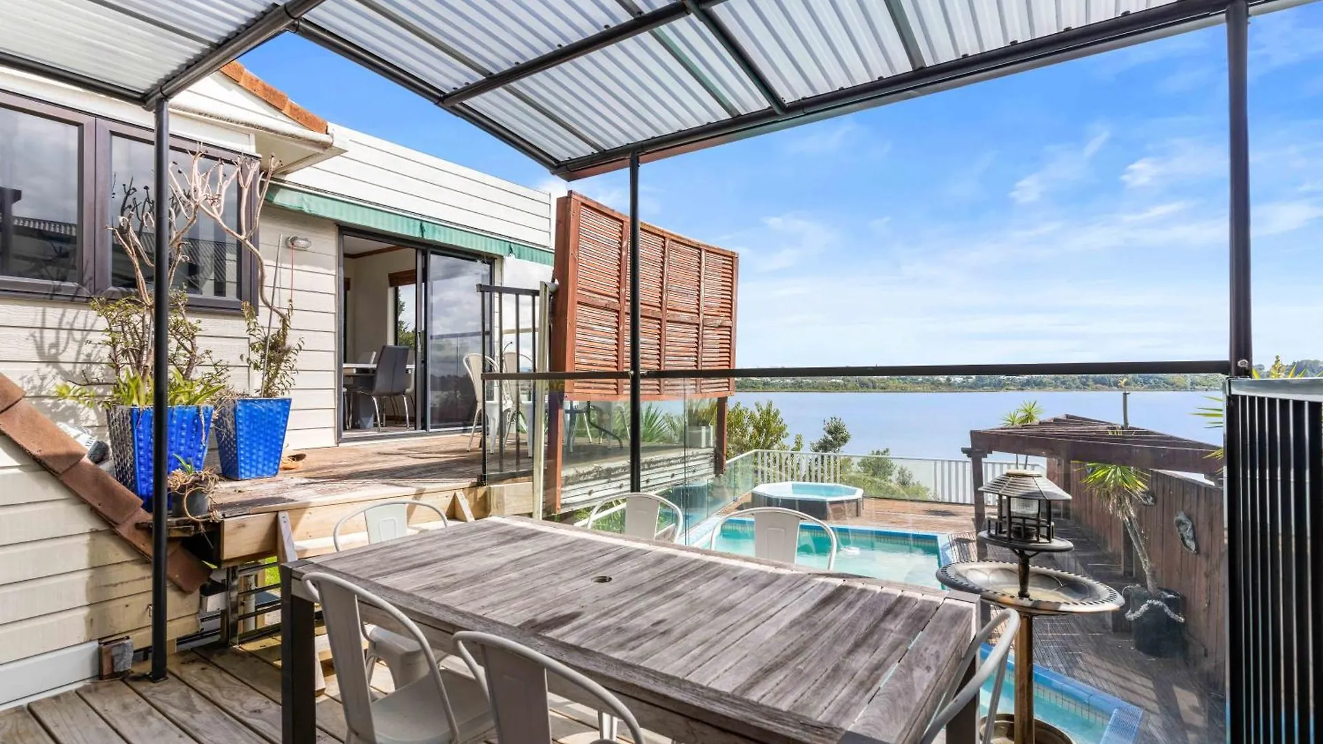 Poolside Lookout - Tauranga Holiday Home New Zealand