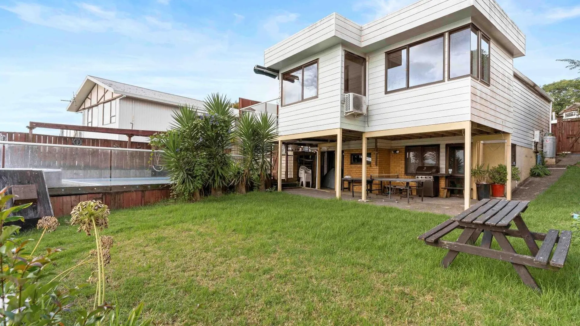 Poolside Lookout - Tauranga Holiday Home