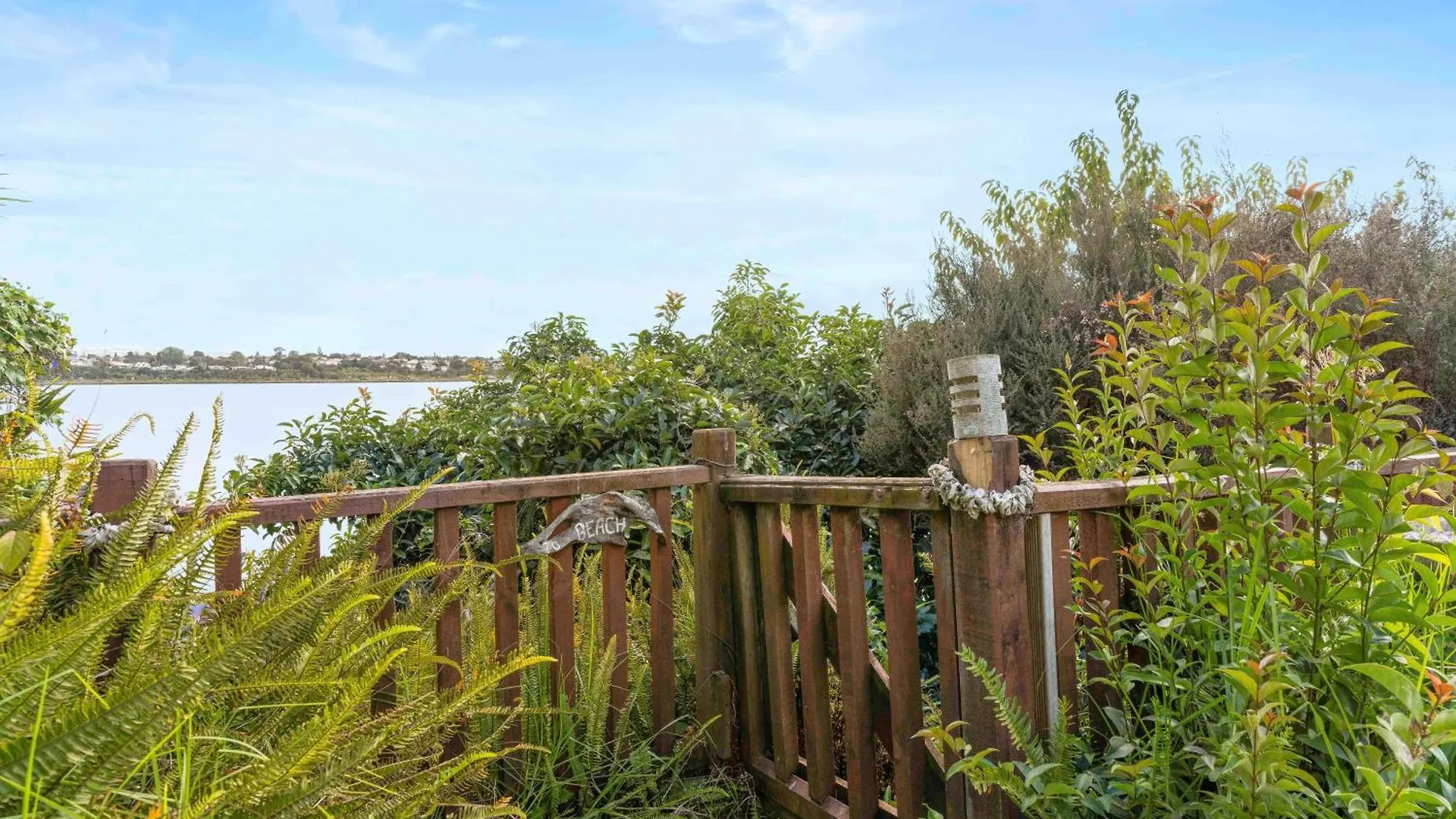 Poolside Lookout - Tauranga Holiday Home