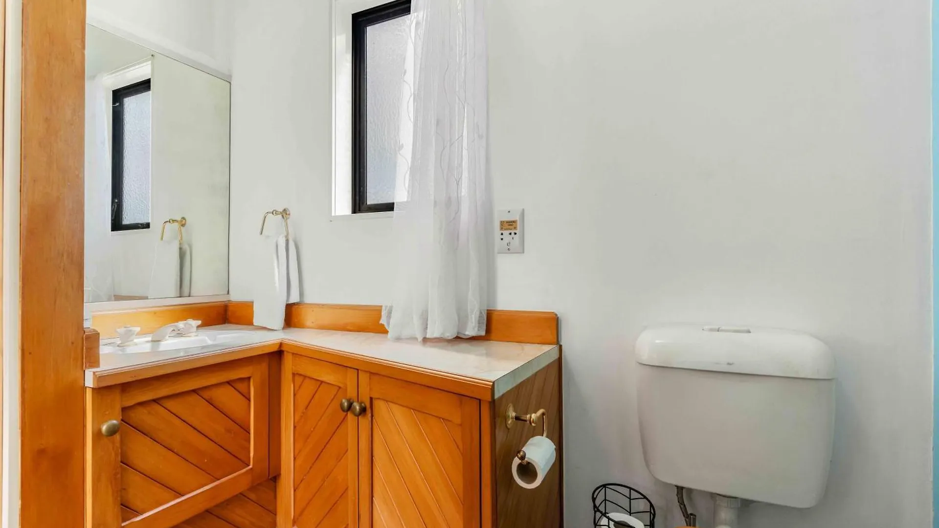 Poolside Lookout - Tauranga Holiday Home