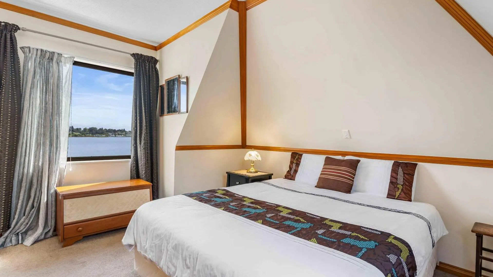 Poolside Lookout - Tauranga Holiday Home