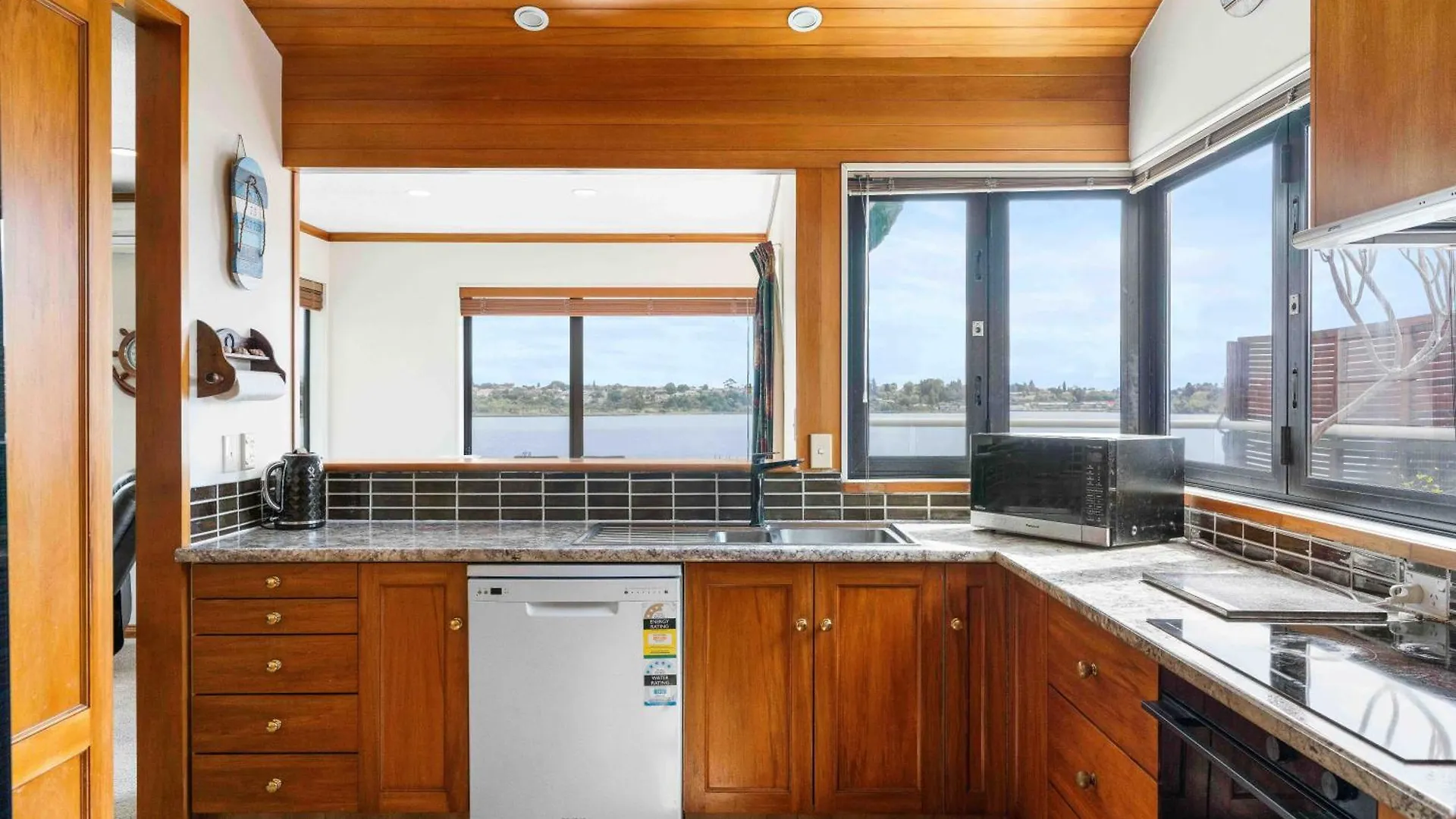Poolside Lookout - Tauranga Holiday Home 0*,  New Zealand