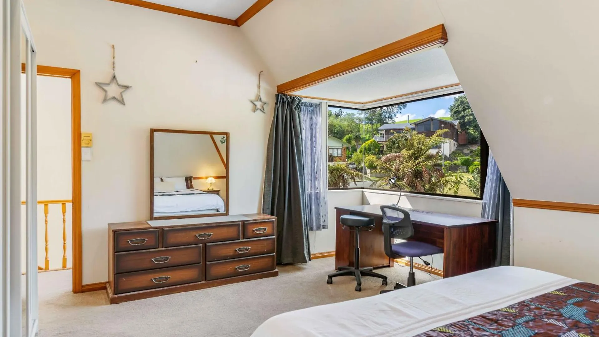 Poolside Lookout - Tauranga Holiday Home